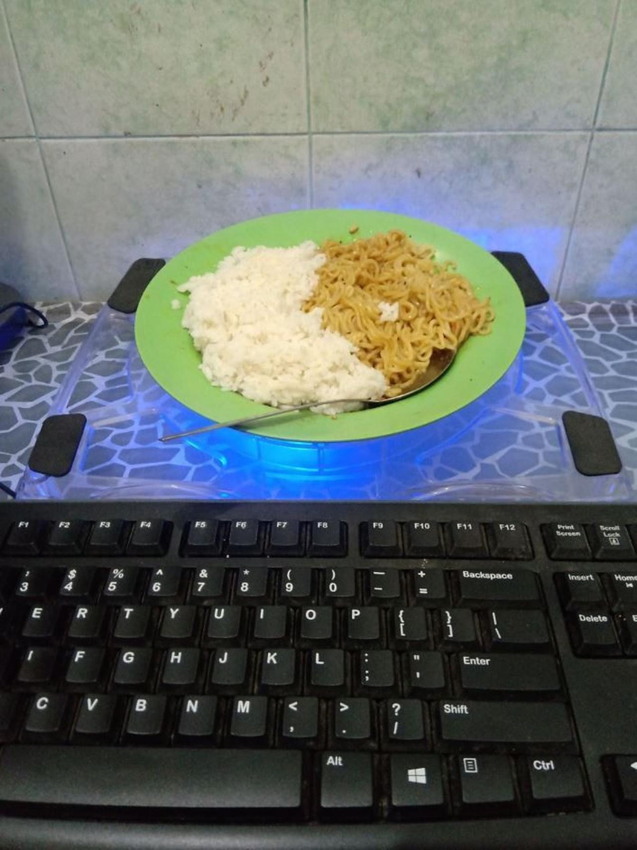 Cara nyeleneh dan kocak orang dalam mendinginkan makanan ini bikin tepuk jidat